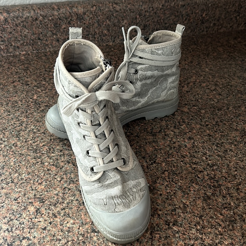 Brand-“Rocket Dog”canvas boots, color is a light camouflage print gray hues (7) - Picture 6 of 11